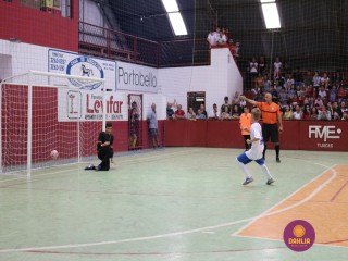 
<a style='margin-left: 5px;' class='btn btn-xs btn-social btn-facebook' href='https://www.facebook.com/sharer/sharer.php?u=https://boladovale.com.br/imgs/800-800-90/conteudo/fotos/1283/img2535.jpg' rel='popup' data-width='500' data-height='400'><i class='fa fa-facebook'></i>Compartilhar <span class='hidden-xs'>no Facebook</span>
</a> 
<a class='btn btn-default btn-xs' target='_blank' href='imgs/800-800-90/conteudo/fotos/1283/img2535.jpg'>
<span class='glyphicon glyphicon-cloud-download'></span> Salvar
</a> 
<span></span>