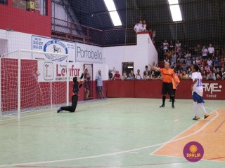 
<a style='margin-left: 5px;' class='btn btn-xs btn-social btn-facebook' href='https://www.facebook.com/sharer/sharer.php?u=https://boladovale.com.br/imgs/800-800-90/conteudo/fotos/1283/img2553.jpg' rel='popup' data-width='500' data-height='400'><i class='fa fa-facebook'></i>Compartilhar <span class='hidden-xs'>no Facebook</span>
</a> 
<a class='btn btn-default btn-xs' target='_blank' href='imgs/800-800-90/conteudo/fotos/1283/img2553.jpg'>
<span class='glyphicon glyphicon-cloud-download'></span> Salvar
</a> 
<span></span>