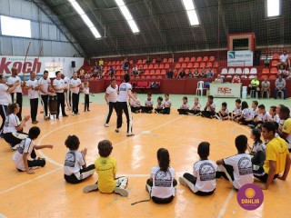 
<a style='margin-left: 5px;' class='btn btn-xs btn-social btn-facebook' href='https://www.facebook.com/sharer/sharer.php?u=https://boladovale.com.br/imgs/800-800-90/conteudo/fotos/1299/img7102.jpg' rel='popup' data-width='500' data-height='400'><i class='fa fa-facebook'></i>Compartilhar <span class='hidden-xs'>no Facebook</span>
</a> 
<a class='btn btn-default btn-xs' target='_blank' href='imgs/800-800-90/conteudo/fotos/1299/img7102.jpg'>
<span class='glyphicon glyphicon-cloud-download'></span> Salvar
</a> 
<span></span>