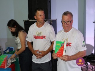 
<a style='margin-left: 5px;' class='btn btn-xs btn-social btn-facebook' href='https://www.facebook.com/sharer/sharer.php?u=https://boladovale.com.br/imgs/800-800-90/conteudo/fotos/1327/img0732.jpg' rel='popup' data-width='500' data-height='400'><i class='fa fa-facebook'></i>Compartilhar <span class='hidden-xs'>no Facebook</span>
</a> 
<a class='btn btn-default btn-xs' target='_blank' href='imgs/800-800-90/conteudo/fotos/1327/img0732.jpg'>
<span class='glyphicon glyphicon-cloud-download'></span> Salvar
</a> 
<span></span>
