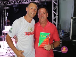 
<a style='margin-left: 5px;' class='btn btn-xs btn-social btn-facebook' href='https://www.facebook.com/sharer/sharer.php?u=https://boladovale.com.br/imgs/800-800-90/conteudo/fotos/1327/img0756.jpg' rel='popup' data-width='500' data-height='400'><i class='fa fa-facebook'></i>Compartilhar <span class='hidden-xs'>no Facebook</span>
</a> 
<a class='btn btn-default btn-xs' target='_blank' href='imgs/800-800-90/conteudo/fotos/1327/img0756.jpg'>
<span class='glyphicon glyphicon-cloud-download'></span> Salvar
</a> 
<span></span>