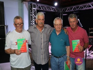 
<a style='margin-left: 5px;' class='btn btn-xs btn-social btn-facebook' href='https://www.facebook.com/sharer/sharer.php?u=https://boladovale.com.br/imgs/800-800-90/conteudo/fotos/1327/img0795.jpg' rel='popup' data-width='500' data-height='400'><i class='fa fa-facebook'></i>Compartilhar <span class='hidden-xs'>no Facebook</span>
</a> 
<a class='btn btn-default btn-xs' target='_blank' href='imgs/800-800-90/conteudo/fotos/1327/img0795.jpg'>
<span class='glyphicon glyphicon-cloud-download'></span> Salvar
</a> 
<span></span>