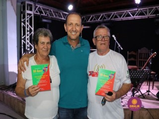 
<a style='margin-left: 5px;' class='btn btn-xs btn-social btn-facebook' href='https://www.facebook.com/sharer/sharer.php?u=https://boladovale.com.br/imgs/800-800-90/conteudo/fotos/1327/img0811.jpg' rel='popup' data-width='500' data-height='400'><i class='fa fa-facebook'></i>Compartilhar <span class='hidden-xs'>no Facebook</span>
</a> 
<a class='btn btn-default btn-xs' target='_blank' href='imgs/800-800-90/conteudo/fotos/1327/img0811.jpg'>
<span class='glyphicon glyphicon-cloud-download'></span> Salvar
</a> 
<span></span>