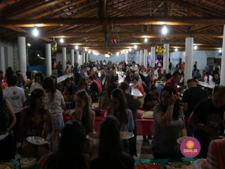 
<a style='margin-left: 5px;' class='btn btn-xs btn-social btn-facebook' href='https://www.facebook.com/sharer/sharer.php?u=https://boladovale.com.br/imgs/800-800-90/conteudo/fotos/1327/img0827.jpg' rel='popup' data-width='500' data-height='400'><i class='fa fa-facebook'></i>Compartilhar <span class='hidden-xs'>no Facebook</span>
</a> 
<a class='btn btn-default btn-xs' target='_blank' href='imgs/800-800-90/conteudo/fotos/1327/img0827.jpg'>
<span class='glyphicon glyphicon-cloud-download'></span> Salvar
</a> 
<span></span>