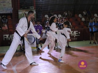 
<a style='margin-left: 5px;' class='btn btn-xs btn-social btn-facebook' href='https://www.facebook.com/sharer/sharer.php?u=https://boladovale.com.br/imgs/800-800-90/conteudo/fotos/1381/img4185.jpg' rel='popup' data-width='500' data-height='400'><i class='fa fa-facebook'></i>Compartilhar <span class='hidden-xs'>no Facebook</span>
</a> 
<a class='btn btn-default btn-xs' target='_blank' href='imgs/800-800-90/conteudo/fotos/1381/img4185.jpg'>
<span class='glyphicon glyphicon-cloud-download'></span> Salvar
</a> 
<span></span>