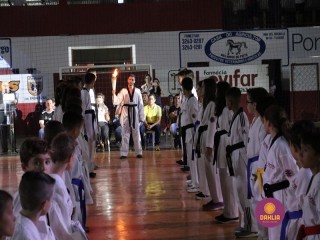 
<a style='margin-left: 5px;' class='btn btn-xs btn-social btn-facebook' href='https://www.facebook.com/sharer/sharer.php?u=https://boladovale.com.br/imgs/800-800-90/conteudo/fotos/1381/img4315.jpg' rel='popup' data-width='500' data-height='400'><i class='fa fa-facebook'></i>Compartilhar <span class='hidden-xs'>no Facebook</span>
</a> 
<a class='btn btn-default btn-xs' target='_blank' href='imgs/800-800-90/conteudo/fotos/1381/img4315.jpg'>
<span class='glyphicon glyphicon-cloud-download'></span> Salvar
</a> 
<span></span>