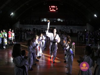 
<a style='margin-left: 5px;' class='btn btn-xs btn-social btn-facebook' href='https://www.facebook.com/sharer/sharer.php?u=https://boladovale.com.br/imgs/800-800-90/conteudo/fotos/1381/img4331.jpg' rel='popup' data-width='500' data-height='400'><i class='fa fa-facebook'></i>Compartilhar <span class='hidden-xs'>no Facebook</span>
</a> 
<a class='btn btn-default btn-xs' target='_blank' href='imgs/800-800-90/conteudo/fotos/1381/img4331.jpg'>
<span class='glyphicon glyphicon-cloud-download'></span> Salvar
</a> 
<span></span>