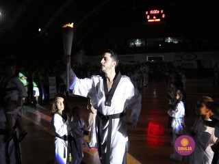 
<a style='margin-left: 5px;' class='btn btn-xs btn-social btn-facebook' href='https://www.facebook.com/sharer/sharer.php?u=https://boladovale.com.br/imgs/800-800-90/conteudo/fotos/1381/img4336.jpg' rel='popup' data-width='500' data-height='400'><i class='fa fa-facebook'></i>Compartilhar <span class='hidden-xs'>no Facebook</span>
</a> 
<a class='btn btn-default btn-xs' target='_blank' href='imgs/800-800-90/conteudo/fotos/1381/img4336.jpg'>
<span class='glyphicon glyphicon-cloud-download'></span> Salvar
</a> 
<span></span>