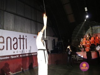 
<a style='margin-left: 5px;' class='btn btn-xs btn-social btn-facebook' href='https://www.facebook.com/sharer/sharer.php?u=https://boladovale.com.br/imgs/800-800-90/conteudo/fotos/1381/img4343.jpg' rel='popup' data-width='500' data-height='400'><i class='fa fa-facebook'></i>Compartilhar <span class='hidden-xs'>no Facebook</span>
</a> 
<a class='btn btn-default btn-xs' target='_blank' href='imgs/800-800-90/conteudo/fotos/1381/img4343.jpg'>
<span class='glyphicon glyphicon-cloud-download'></span> Salvar
</a> 
<span></span>