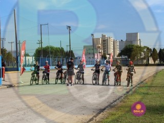 
<a style='margin-left: 5px;' class='btn btn-xs btn-social btn-facebook' href='https://www.facebook.com/sharer/sharer.php?u=https://boladovale.com.br/imgs/800-800-90/conteudo/fotos/1418/img6170.jpg' rel='popup' data-width='500' data-height='400'><i class='fa fa-facebook'></i>Compartilhar <span class='hidden-xs'>no Facebook</span>
</a> 
<a class='btn btn-default btn-xs' target='_blank' href='imgs/800-800-90/conteudo/fotos/1418/img6170.jpg'>
<span class='glyphicon glyphicon-cloud-download'></span> Salvar
</a> 
<span></span>