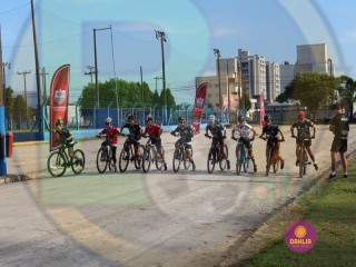 
<a style='margin-left: 5px;' class='btn btn-xs btn-social btn-facebook' href='https://www.facebook.com/sharer/sharer.php?u=https://boladovale.com.br/imgs/800-800-90/conteudo/fotos/1418/img6172.jpg' rel='popup' data-width='500' data-height='400'><i class='fa fa-facebook'></i>Compartilhar <span class='hidden-xs'>no Facebook</span>
</a> 
<a class='btn btn-default btn-xs' target='_blank' href='imgs/800-800-90/conteudo/fotos/1418/img6172.jpg'>
<span class='glyphicon glyphicon-cloud-download'></span> Salvar
</a> 
<span></span>