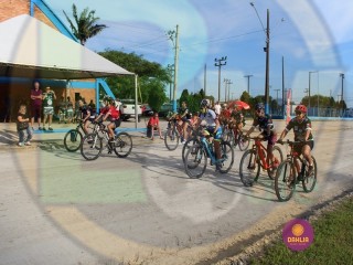 
<a style='margin-left: 5px;' class='btn btn-xs btn-social btn-facebook' href='https://www.facebook.com/sharer/sharer.php?u=https://boladovale.com.br/imgs/800-800-90/conteudo/fotos/1418/img6183.jpg' rel='popup' data-width='500' data-height='400'><i class='fa fa-facebook'></i>Compartilhar <span class='hidden-xs'>no Facebook</span>
</a> 
<a class='btn btn-default btn-xs' target='_blank' href='imgs/800-800-90/conteudo/fotos/1418/img6183.jpg'>
<span class='glyphicon glyphicon-cloud-download'></span> Salvar
</a> 
<span></span>