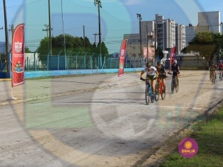 
<a style='margin-left: 5px;' class='btn btn-xs btn-social btn-facebook' href='https://www.facebook.com/sharer/sharer.php?u=https://boladovale.com.br/imgs/800-800-90/conteudo/fotos/1418/img6192.jpg' rel='popup' data-width='500' data-height='400'><i class='fa fa-facebook'></i>Compartilhar <span class='hidden-xs'>no Facebook</span>
</a> 
<a class='btn btn-default btn-xs' target='_blank' href='imgs/800-800-90/conteudo/fotos/1418/img6192.jpg'>
<span class='glyphicon glyphicon-cloud-download'></span> Salvar
</a> 
<span></span>