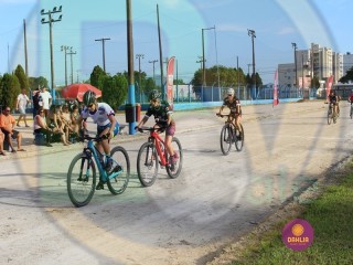 
<a style='margin-left: 5px;' class='btn btn-xs btn-social btn-facebook' href='https://www.facebook.com/sharer/sharer.php?u=https://boladovale.com.br/imgs/800-800-90/conteudo/fotos/1418/img6196.jpg' rel='popup' data-width='500' data-height='400'><i class='fa fa-facebook'></i>Compartilhar <span class='hidden-xs'>no Facebook</span>
</a> 
<a class='btn btn-default btn-xs' target='_blank' href='imgs/800-800-90/conteudo/fotos/1418/img6196.jpg'>
<span class='glyphicon glyphicon-cloud-download'></span> Salvar
</a> 
<span></span>