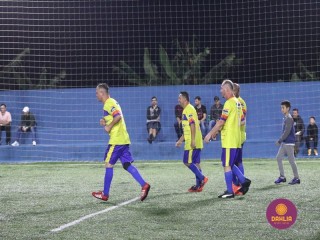 
<a style='margin-left: 5px;' class='btn btn-xs btn-social btn-facebook' href='https://www.facebook.com/sharer/sharer.php?u=https://boladovale.com.br/imgs/800-800-90/conteudo/fotos/1489/img8908.jpg' rel='popup' data-width='500' data-height='400'><i class='fa fa-facebook'></i>Compartilhar <span class='hidden-xs'>no Facebook</span>
</a> 
<a class='btn btn-default btn-xs' target='_blank' href='imgs/800-800-90/conteudo/fotos/1489/img8908.jpg'>
<span class='glyphicon glyphicon-cloud-download'></span> Salvar
</a> 
<span></span>