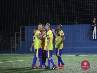 
<a style='margin-left: 5px;' class='btn btn-xs btn-social btn-facebook' href='https://www.facebook.com/sharer/sharer.php?u=https://boladovale.com.br/imgs/800-800-90/conteudo/fotos/1489/img8914.jpg' rel='popup' data-width='500' data-height='400'><i class='fa fa-facebook'></i>Compartilhar <span class='hidden-xs'>no Facebook</span>
</a> 
<a class='btn btn-default btn-xs' target='_blank' href='imgs/800-800-90/conteudo/fotos/1489/img8914.jpg'>
<span class='glyphicon glyphicon-cloud-download'></span> Salvar
</a> 
<span></span>