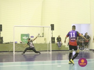 
<a style='margin-left: 5px;' class='btn btn-xs btn-social btn-facebook' href='https://www.facebook.com/sharer/sharer.php?u=https://boladovale.com.br/imgs/800-800-90/conteudo/fotos/1498/img9644.jpg' rel='popup' data-width='500' data-height='400'><i class='fa fa-facebook'></i>Compartilhar <span class='hidden-xs'>no Facebook</span>
</a> 
<a class='btn btn-default btn-xs' target='_blank' href='imgs/800-800-90/conteudo/fotos/1498/img9644.jpg'>
<span class='glyphicon glyphicon-cloud-download'></span> Salvar
</a> 
<span></span>