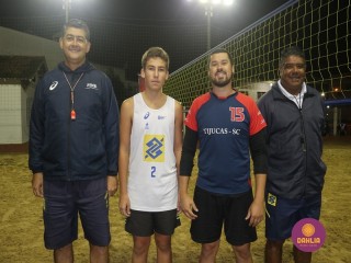 
<a style='margin-left: 5px;' class='btn btn-xs btn-social btn-facebook' href='https://www.facebook.com/sharer/sharer.php?u=https://boladovale.com.br/imgs/800-800-90/conteudo/fotos/1517/img2595.jpg' rel='popup' data-width='500' data-height='400'><i class='fa fa-facebook'></i>Compartilhar <span class='hidden-xs'>no Facebook</span>
</a> 
<a class='btn btn-default btn-xs' target='_blank' href='imgs/800-800-90/conteudo/fotos/1517/img2595.jpg'>
<span class='glyphicon glyphicon-cloud-download'></span> Salvar
</a> 
<span></span>