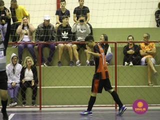 
<a style='margin-left: 5px;' class='btn btn-xs btn-social btn-facebook' href='https://www.facebook.com/sharer/sharer.php?u=https://boladovale.com.br/imgs/800-800-90/conteudo/fotos/1566/img3035.jpg' rel='popup' data-width='500' data-height='400'><i class='fa fa-facebook'></i>Compartilhar <span class='hidden-xs'>no Facebook</span>
</a> 
<a class='btn btn-default btn-xs' target='_blank' href='imgs/800-800-90/conteudo/fotos/1566/img3035.jpg'>
<span class='glyphicon glyphicon-cloud-download'></span> Salvar
</a> 
<span></span>