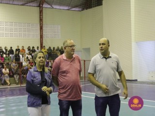 
<a style='margin-left: 5px;' class='btn btn-xs btn-social btn-facebook' href='https://www.facebook.com/sharer/sharer.php?u=https://boladovale.com.br/imgs/800-800-90/conteudo/fotos/1585/img5864.jpg' rel='popup' data-width='500' data-height='400'><i class='fa fa-facebook'></i>Compartilhar <span class='hidden-xs'>no Facebook</span>
</a> 
<a class='btn btn-default btn-xs' target='_blank' href='imgs/800-800-90/conteudo/fotos/1585/img5864.jpg'>
<span class='glyphicon glyphicon-cloud-download'></span> Salvar
</a> 
<span></span>