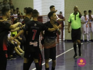 
<a style='margin-left: 5px;' class='btn btn-xs btn-social btn-facebook' href='https://www.facebook.com/sharer/sharer.php?u=https://boladovale.com.br/imgs/800-800-90/conteudo/fotos/1586/img6055.jpg' rel='popup' data-width='500' data-height='400'><i class='fa fa-facebook'></i>Compartilhar <span class='hidden-xs'>no Facebook</span>
</a> 
<a class='btn btn-default btn-xs' target='_blank' href='imgs/800-800-90/conteudo/fotos/1586/img6055.jpg'>
<span class='glyphicon glyphicon-cloud-download'></span> Salvar
</a> 
<span></span>