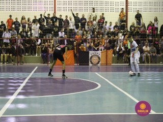 
<a style='margin-left: 5px;' class='btn btn-xs btn-social btn-facebook' href='https://www.facebook.com/sharer/sharer.php?u=https://boladovale.com.br/imgs/800-800-90/conteudo/fotos/1586/img6135.jpg' rel='popup' data-width='500' data-height='400'><i class='fa fa-facebook'></i>Compartilhar <span class='hidden-xs'>no Facebook</span>
</a> 
<a class='btn btn-default btn-xs' target='_blank' href='imgs/800-800-90/conteudo/fotos/1586/img6135.jpg'>
<span class='glyphicon glyphicon-cloud-download'></span> Salvar
</a> 
<span></span>