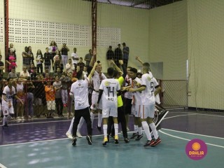 
<a style='margin-left: 5px;' class='btn btn-xs btn-social btn-facebook' href='https://www.facebook.com/sharer/sharer.php?u=https://boladovale.com.br/imgs/800-800-90/conteudo/fotos/1586/img6329.jpg' rel='popup' data-width='500' data-height='400'><i class='fa fa-facebook'></i>Compartilhar <span class='hidden-xs'>no Facebook</span>
</a> 
<a class='btn btn-default btn-xs' target='_blank' href='imgs/800-800-90/conteudo/fotos/1586/img6329.jpg'>
<span class='glyphicon glyphicon-cloud-download'></span> Salvar
</a> 
<span></span>