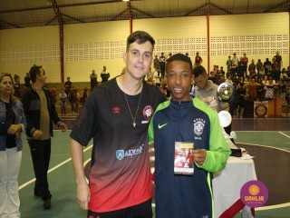 
<a style='margin-left: 5px;' class='btn btn-xs btn-social btn-facebook' href='https://www.facebook.com/sharer/sharer.php?u=https://boladovale.com.br/imgs/800-800-90/conteudo/fotos/1586/img6356.jpg' rel='popup' data-width='500' data-height='400'><i class='fa fa-facebook'></i>Compartilhar <span class='hidden-xs'>no Facebook</span>
</a> 
<a class='btn btn-default btn-xs' target='_blank' href='imgs/800-800-90/conteudo/fotos/1586/img6356.jpg'>
<span class='glyphicon glyphicon-cloud-download'></span> Salvar
</a> 
<span></span>