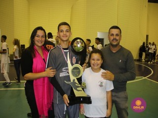 
<a style='margin-left: 5px;' class='btn btn-xs btn-social btn-facebook' href='https://www.facebook.com/sharer/sharer.php?u=https://boladovale.com.br/imgs/800-800-90/conteudo/fotos/1586/img6502.jpg' rel='popup' data-width='500' data-height='400'><i class='fa fa-facebook'></i>Compartilhar <span class='hidden-xs'>no Facebook</span>
</a> 
<a class='btn btn-default btn-xs' target='_blank' href='imgs/800-800-90/conteudo/fotos/1586/img6502.jpg'>
<span class='glyphicon glyphicon-cloud-download'></span> Salvar
</a> 
<span></span>