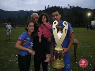 
<a style='margin-left: 5px;' class='btn btn-xs btn-social btn-facebook' href='https://www.facebook.com/sharer/sharer.php?u=https://boladovale.com.br/imgs/800-800-90/conteudo/fotos/1588/img7160.jpg' rel='popup' data-width='500' data-height='400'><i class='fa fa-facebook'></i>Compartilhar <span class='hidden-xs'>no Facebook</span>
</a> 
<a class='btn btn-default btn-xs' target='_blank' href='imgs/800-800-90/conteudo/fotos/1588/img7160.jpg'>
<span class='glyphicon glyphicon-cloud-download'></span> Salvar
</a> 
<span></span>