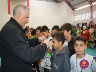 
<a style='margin-left: 5px;' class='btn btn-xs btn-social btn-facebook' href='https://www.facebook.com/sharer/sharer.php?u=https://boladovale.com.br/imgs/800-800-90/conteudo/fotos/1594/img8108.jpg' rel='popup' data-width='500' data-height='400'><i class='fa fa-facebook'></i>Compartilhar <span class='hidden-xs'>no Facebook</span>
</a> 
<a class='btn btn-default btn-xs' target='_blank' href='imgs/800-800-90/conteudo/fotos/1594/img8108.jpg'>
<span class='glyphicon glyphicon-cloud-download'></span> Salvar
</a> 
<span></span>