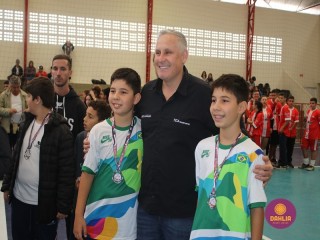 
<a style='margin-left: 5px;' class='btn btn-xs btn-social btn-facebook' href='https://www.facebook.com/sharer/sharer.php?u=https://boladovale.com.br/imgs/800-800-90/conteudo/fotos/1594/img8110.jpg' rel='popup' data-width='500' data-height='400'><i class='fa fa-facebook'></i>Compartilhar <span class='hidden-xs'>no Facebook</span>
</a> 
<a class='btn btn-default btn-xs' target='_blank' href='imgs/800-800-90/conteudo/fotos/1594/img8110.jpg'>
<span class='glyphicon glyphicon-cloud-download'></span> Salvar
</a> 
<span></span>