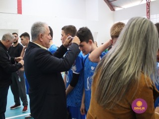 
<a style='margin-left: 5px;' class='btn btn-xs btn-social btn-facebook' href='https://www.facebook.com/sharer/sharer.php?u=https://boladovale.com.br/imgs/800-800-90/conteudo/fotos/1594/img8210.jpg' rel='popup' data-width='500' data-height='400'><i class='fa fa-facebook'></i>Compartilhar <span class='hidden-xs'>no Facebook</span>
</a> 
<a class='btn btn-default btn-xs' target='_blank' href='imgs/800-800-90/conteudo/fotos/1594/img8210.jpg'>
<span class='glyphicon glyphicon-cloud-download'></span> Salvar
</a> 
<span></span>
