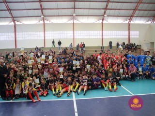 
<a style='margin-left: 5px;' class='btn btn-xs btn-social btn-facebook' href='https://www.facebook.com/sharer/sharer.php?u=https://boladovale.com.br/imgs/800-800-90/conteudo/fotos/1594/img8243.jpg' rel='popup' data-width='500' data-height='400'><i class='fa fa-facebook'></i>Compartilhar <span class='hidden-xs'>no Facebook</span>
</a> 
<a class='btn btn-default btn-xs' target='_blank' href='imgs/800-800-90/conteudo/fotos/1594/img8243.jpg'>
<span class='glyphicon glyphicon-cloud-download'></span> Salvar
</a> 
<span></span>