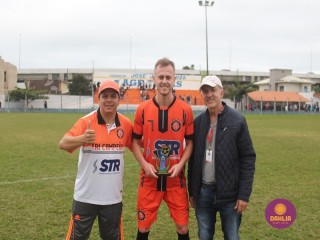 
<a style='margin-left: 5px;' class='btn btn-xs btn-social btn-facebook' href='https://www.facebook.com/sharer/sharer.php?u=https://boladovale.com.br/imgs/800-800-90/conteudo/fotos/1595/img9906.jpg' rel='popup' data-width='500' data-height='400'><i class='fa fa-facebook'></i>Compartilhar <span class='hidden-xs'>no Facebook</span>
</a> 
<a class='btn btn-default btn-xs' target='_blank' href='imgs/800-800-90/conteudo/fotos/1595/img9906.jpg'>
<span class='glyphicon glyphicon-cloud-download'></span> Salvar
</a> 
<span></span>