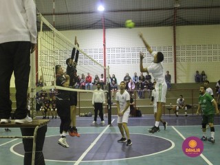 
<a style='margin-left: 5px;' class='btn btn-xs btn-social btn-facebook' href='https://www.facebook.com/sharer/sharer.php?u=https://boladovale.com.br/imgs/800-800-90/conteudo/fotos/1618/img1043.jpg' rel='popup' data-width='500' data-height='400'><i class='fa fa-facebook'></i>Compartilhar <span class='hidden-xs'>no Facebook</span>
</a> 
<a class='btn btn-default btn-xs' target='_blank' href='imgs/800-800-90/conteudo/fotos/1618/img1043.jpg'>
<span class='glyphicon glyphicon-cloud-download'></span> Salvar
</a> 
<span></span>