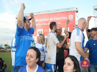
<a style='margin-left: 5px;' class='btn btn-xs btn-social btn-facebook' href='https://www.facebook.com/sharer/sharer.php?u=https://boladovale.com.br/imgs/800-800-90/conteudo/fotos/1636/img5917.jpg' rel='popup' data-width='500' data-height='400'><i class='fa fa-facebook'></i>Compartilhar <span class='hidden-xs'>no Facebook</span>
</a> 
<a class='btn btn-default btn-xs' target='_blank' href='imgs/800-800-90/conteudo/fotos/1636/img5917.jpg'>
<span class='glyphicon glyphicon-cloud-download'></span> Salvar
</a> 
<span></span>
