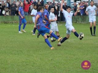 
<a style='margin-left: 5px;' class='btn btn-xs btn-social btn-facebook' href='https://www.facebook.com/sharer/sharer.php?u=https://boladovale.com.br/imgs/800-800-90/conteudo/fotos/1645/img9415-72.jpg' rel='popup' data-width='500' data-height='400'><i class='fa fa-facebook'></i>Compartilhar <span class='hidden-xs'>no Facebook</span>
</a> 
<a class='btn btn-default btn-xs' target='_blank' href='imgs/800-800-90/conteudo/fotos/1645/img9415-72.jpg'>
<span class='glyphicon glyphicon-cloud-download'></span> Salvar
</a> 
<span></span>