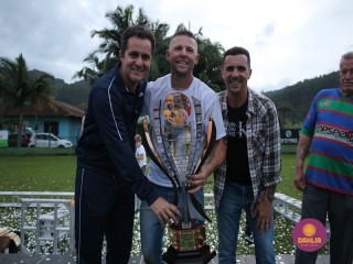 
<a style='margin-left: 5px;' class='btn btn-xs btn-social btn-facebook' href='https://www.facebook.com/sharer/sharer.php?u=https://boladovale.com.br/imgs/800-800-90/conteudo/fotos/1646/img9777.jpg' rel='popup' data-width='500' data-height='400'><i class='fa fa-facebook'></i>Compartilhar <span class='hidden-xs'>no Facebook</span>
</a> 
<a class='btn btn-default btn-xs' target='_blank' href='imgs/800-800-90/conteudo/fotos/1646/img9777.jpg'>
<span class='glyphicon glyphicon-cloud-download'></span> Salvar
</a> 
<span></span>