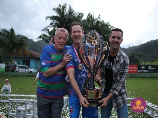 
<a style='margin-left: 5px;' class='btn btn-xs btn-social btn-facebook' href='https://www.facebook.com/sharer/sharer.php?u=https://boladovale.com.br/imgs/800-800-90/conteudo/fotos/1646/img9784.jpg' rel='popup' data-width='500' data-height='400'><i class='fa fa-facebook'></i>Compartilhar <span class='hidden-xs'>no Facebook</span>
</a> 
<a class='btn btn-default btn-xs' target='_blank' href='imgs/800-800-90/conteudo/fotos/1646/img9784.jpg'>
<span class='glyphicon glyphicon-cloud-download'></span> Salvar
</a> 
<span></span>