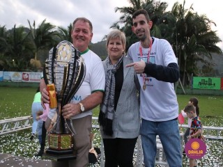 
<a style='margin-left: 5px;' class='btn btn-xs btn-social btn-facebook' href='https://www.facebook.com/sharer/sharer.php?u=https://boladovale.com.br/imgs/800-800-90/conteudo/fotos/1646/img9824.jpg' rel='popup' data-width='500' data-height='400'><i class='fa fa-facebook'></i>Compartilhar <span class='hidden-xs'>no Facebook</span>
</a> 
<a class='btn btn-default btn-xs' target='_blank' href='imgs/800-800-90/conteudo/fotos/1646/img9824.jpg'>
<span class='glyphicon glyphicon-cloud-download'></span> Salvar
</a> 
<span></span>