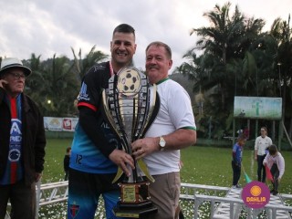 
<a style='margin-left: 5px;' class='btn btn-xs btn-social btn-facebook' href='https://www.facebook.com/sharer/sharer.php?u=https://boladovale.com.br/imgs/800-800-90/conteudo/fotos/1646/img9826.jpg' rel='popup' data-width='500' data-height='400'><i class='fa fa-facebook'></i>Compartilhar <span class='hidden-xs'>no Facebook</span>
</a> 
<a class='btn btn-default btn-xs' target='_blank' href='imgs/800-800-90/conteudo/fotos/1646/img9826.jpg'>
<span class='glyphicon glyphicon-cloud-download'></span> Salvar
</a> 
<span></span>