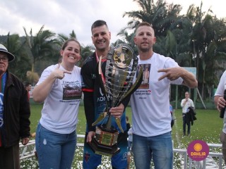 
<a style='margin-left: 5px;' class='btn btn-xs btn-social btn-facebook' href='https://www.facebook.com/sharer/sharer.php?u=https://boladovale.com.br/imgs/800-800-90/conteudo/fotos/1646/img9829.jpg' rel='popup' data-width='500' data-height='400'><i class='fa fa-facebook'></i>Compartilhar <span class='hidden-xs'>no Facebook</span>
</a> 
<a class='btn btn-default btn-xs' target='_blank' href='imgs/800-800-90/conteudo/fotos/1646/img9829.jpg'>
<span class='glyphicon glyphicon-cloud-download'></span> Salvar
</a> 
<span></span>