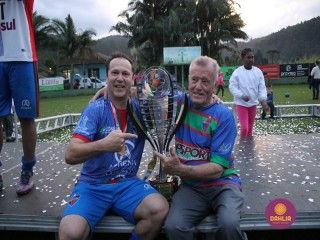 
<a style='margin-left: 5px;' class='btn btn-xs btn-social btn-facebook' href='https://www.facebook.com/sharer/sharer.php?u=https://boladovale.com.br/imgs/800-800-90/conteudo/fotos/1646/img9857.jpg' rel='popup' data-width='500' data-height='400'><i class='fa fa-facebook'></i>Compartilhar <span class='hidden-xs'>no Facebook</span>
</a> 
<a class='btn btn-default btn-xs' target='_blank' href='imgs/800-800-90/conteudo/fotos/1646/img9857.jpg'>
<span class='glyphicon glyphicon-cloud-download'></span> Salvar
</a> 
<span></span>