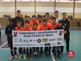 
<a style='margin-left: 5px;' class='btn btn-xs btn-social btn-facebook' href='https://www.facebook.com/sharer/sharer.php?u=https://boladovale.com.br/imgs/800-800-90/conteudo/fotos/1653/img5939.jpg' rel='popup' data-width='500' data-height='400'><i class='fa fa-facebook'></i>Compartilhar <span class='hidden-xs'>no Facebook</span>
</a> 
<a class='btn btn-default btn-xs' target='_blank' href='imgs/800-800-90/conteudo/fotos/1653/img5939.jpg'>
<span class='glyphicon glyphicon-cloud-download'></span> Salvar
</a> 
<span></span>