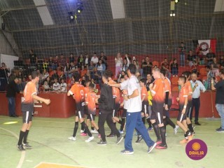 
<a style='margin-left: 5px;' class='btn btn-xs btn-social btn-facebook' href='https://www.facebook.com/sharer/sharer.php?u=https://boladovale.com.br/imgs/800-800-90/conteudo/fotos/1658/img6783.jpg' rel='popup' data-width='500' data-height='400'><i class='fa fa-facebook'></i>Compartilhar <span class='hidden-xs'>no Facebook</span>
</a> 
<a class='btn btn-default btn-xs' target='_blank' href='imgs/800-800-90/conteudo/fotos/1658/img6783.jpg'>
<span class='glyphicon glyphicon-cloud-download'></span> Salvar
</a> 
<span></span>