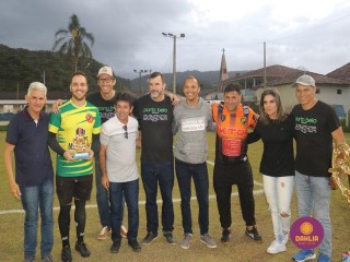 
<a style='margin-left: 5px;' class='btn btn-xs btn-social btn-facebook' href='https://www.facebook.com/sharer/sharer.php?u=https://boladovale.com.br/imgs/800-800-90/conteudo/fotos/1685/img9822.jpg' rel='popup' data-width='500' data-height='400'><i class='fa fa-facebook'></i>Compartilhar <span class='hidden-xs'>no Facebook</span>
</a> 
<a class='btn btn-default btn-xs' target='_blank' href='imgs/800-800-90/conteudo/fotos/1685/img9822.jpg'>
<span class='glyphicon glyphicon-cloud-download'></span> Salvar
</a> 
<span></span>