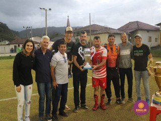 
<a style='margin-left: 5px;' class='btn btn-xs btn-social btn-facebook' href='https://www.facebook.com/sharer/sharer.php?u=https://boladovale.com.br/imgs/800-800-90/conteudo/fotos/1685/img9831.jpg' rel='popup' data-width='500' data-height='400'><i class='fa fa-facebook'></i>Compartilhar <span class='hidden-xs'>no Facebook</span>
</a> 
<a class='btn btn-default btn-xs' target='_blank' href='imgs/800-800-90/conteudo/fotos/1685/img9831.jpg'>
<span class='glyphicon glyphicon-cloud-download'></span> Salvar
</a> 
<span></span>