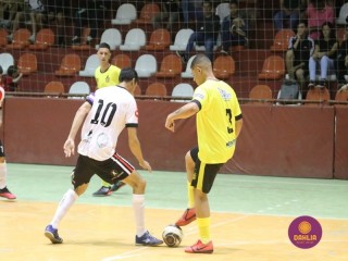 
<a style='margin-left: 5px;' class='btn btn-xs btn-social btn-facebook' href='https://www.facebook.com/sharer/sharer.php?u=https://boladovale.com.br/imgs/800-800-90/conteudo/fotos/1714/img2727.jpg' rel='popup' data-width='500' data-height='400'><i class='fa fa-facebook'></i>Compartilhar <span class='hidden-xs'>no Facebook</span>
</a> 
<a class='btn btn-default btn-xs' target='_blank' href='imgs/800-800-90/conteudo/fotos/1714/img2727.jpg'>
<span class='glyphicon glyphicon-cloud-download'></span> Salvar
</a> 
<span></span>
