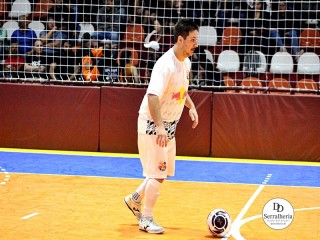 
<a style='margin-left: 5px;' class='btn btn-xs btn-social btn-facebook' href='https://www.facebook.com/sharer/sharer.php?u=https://boladovale.com.br/imgs/800-800-90/conteudo/fotos/2001/img8286.jpg' rel='popup' data-width='500' data-height='400'><i class='fa fa-facebook'></i>Compartilhar <span class='hidden-xs'>no Facebook</span>
</a> 
<a class='btn btn-default btn-xs' target='_blank' href='imgs/800-800-90/conteudo/fotos/2001/img8286.jpg'>
<span class='glyphicon glyphicon-cloud-download'></span> Salvar
</a> 
<span></span>